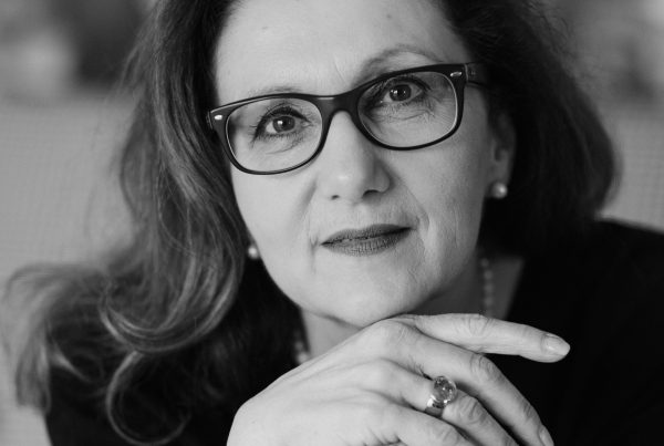 Sabine Lahme ist Inhaberin der Lebens-Linie. Düsseldorfs erste Adresse für Paar- und Eheberatung, Resilienz-Training, Mediation sowie Beziehungs-Coaching – Resilienz und Mut